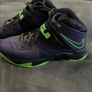 LeBron James Nike’s Size 4.5 Youth/ 6 Women’s